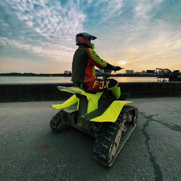 Højt drejningsmoment 72V elektrisk ATV med dobbelte spor og dobbeltmotorer til ekstreme forhold